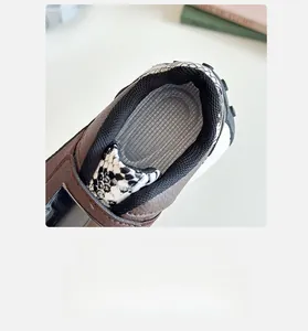 Vue détaillée de la doublure en maille respirante et du cuir marron sur baskets enfant