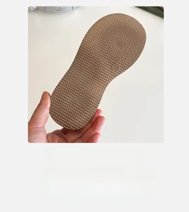 Vue détaillée de la semelle en caoutchouc marron avec texture antidérapante taille 28