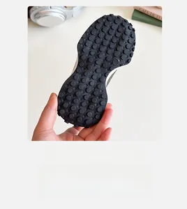 Gros plan sur la semelle extérieure antidérapante texturée pour baskets d'enfants