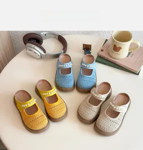 Détail de chaussures Mary Jane en maille respirante avec perles élégantes et semelles en caoutchouc