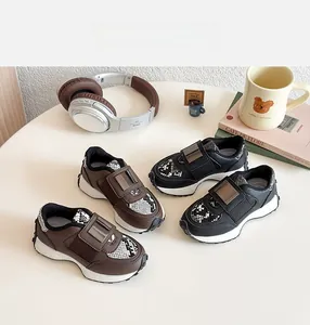 Gros plan de baskets pour enfants à semelles épaisses avec boucles en métal et motif serpent