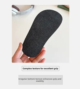 Dettaglio della suola antiscivolo in gomma con texture per scarpe alla moda da bambina