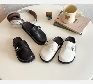 Sabot per bambine neri e beige con fibbia in metallo e suola morbida in gomma flessibile