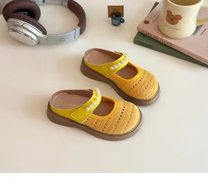 Vue détaillée des chaussures en maille jaune pour filles avec perles blanches élégantes