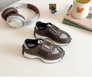Détails de baskets marron pour enfants avec motif serpent et fermeture par velcro