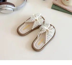Détails de sandales fille avec perles et nœud en dentelle, idéales pour l'été