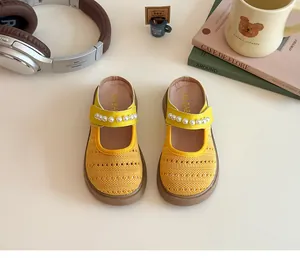 Détail des chaussures Mary Jane en maille jaune avec bride perlée et semelle en gomme