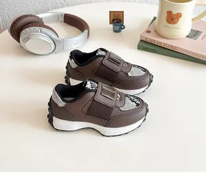 Détail de baskets rétro marron pour enfants avec scratch et semelle épaisse crantée