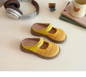 Détail de mules en maille jaune pour filles avec brides en perles et semelles souples