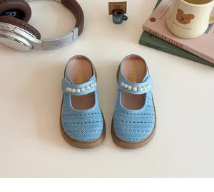 Détail des chaussures Mary Jane en maille bleu clair pour filles avec sangle en perles