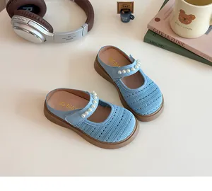 Détail de sabots pour enfants bleu clair avec maille tricotée et bride à perles sur semelle