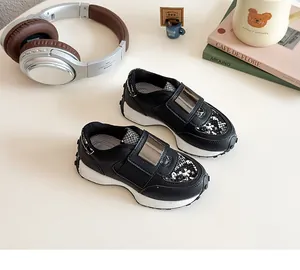 Détails des baskets pour enfants en cuir noir avec boucle argentée et peau de serpent