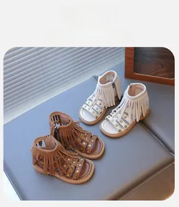 Vue détaillée des sandales romaines à franges pour enfants en marron et blanc