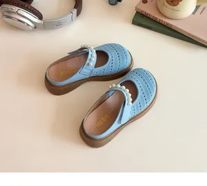 Détail de mules Mary Jane en maille bleu ciel pour filles avec bride perlée et semelle épaisse