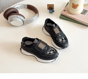 Détails des baskets pour enfants noires avec boucle argentée et texture peau de serpent chic