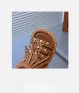 Détails de sandales romaines en cuir marron pour fille avec franges et clous en bronze