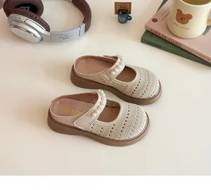Détail de mules Mary Jane beiges pour filles avec perles blanches et semelle en caoutchouc