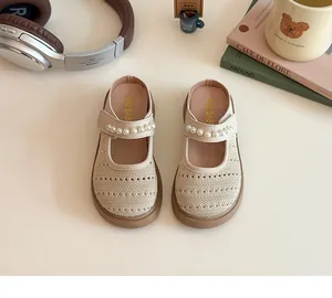 Détail de mules Mary Jane beiges pour filles avec bride perlée et motif tissé ajouré