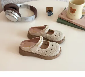 Gros plan sur mule Mary Jane pour enfants avec perles et texture en maille tricot