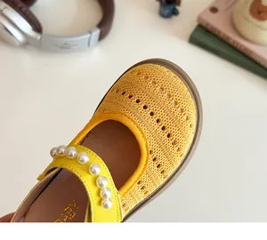 Vue détaillée de chaussures en maille jaune pour filles avec bride perlée et tissu tricoté