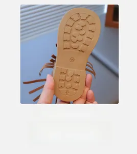 Détail de la semelle antidérapante de sandales bohèmes pour filles avec la taille 27