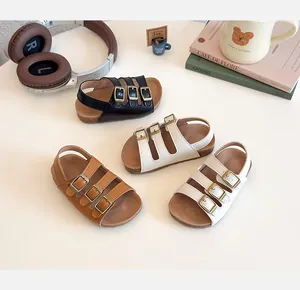 Détail de sandales en liège pour enfants avec sangles réglables en quatre couleurs variées
