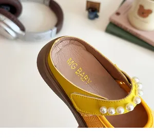 Détail de chaussure Mary Jane jaune pour enfant avec bride perle et velcro