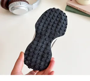 Détail de la semelle en caoutchouc noir avec crampons antidérapants pour chaussures enfant