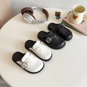 Pantofole sabot a punta chiusa per bambini in pelle PU con suola morbida scarpe casual per bambina bambino zoccoli piatti con fibbia in metallo