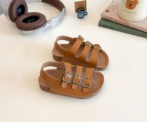 Détails de sandales marron pour enfants avec trois boucles en métal et semelles en liège