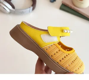 Détail de sandales Mary Jane jaunes pour enfants avec mesh ajouré et brides à perles