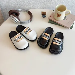 Mules in Vernice Estive da Ragazza Slipper a Punta Chiusa con Fibbia in Metallo a Lettera Scarpe Casual per Bambini