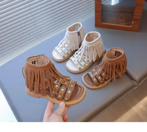 Détails de sandales gladiateur pour filles avec franges, rivets dorés et fermeture éclair