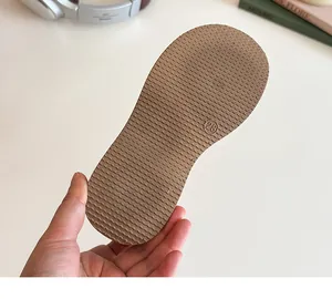 Vue détaillée de la semelle antidérapante en caoutchouc souple avec taille 28 pour enfants