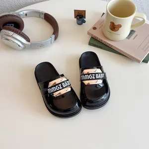 Sabot per bambine in pelle verniciata nera con fibbia in metallo dorato e scritte