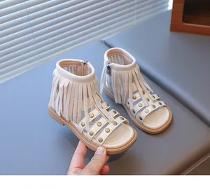 Vue détaillée des sandales romaines à franges pour filles avec clous dorés et zip