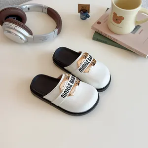 Sabot bianchi da bambina con placca dorata e punta chiusa per un look estivo casual