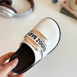 Mules per bambine in pelle verniciata bianca con fibbia d'oro e logo MGZ BABY