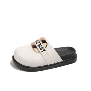 Sabot da bambina in pelle verniciata bianca e nera con cinturino dorato decorativo