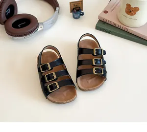 Vue de dessus de sandales Birkenstock noires pour enfant avec triple boucles en bronze