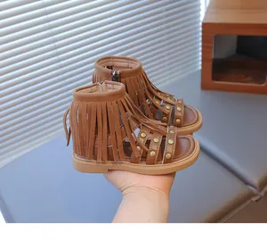 Détail de sandales à franges marron pour filles en suède avec rivets métalliques