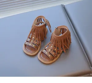 Détails des sandales romaines à franges pour filles avec rivets et fermeture éclair dos