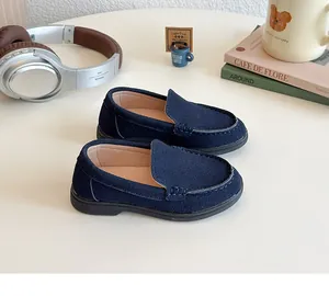 Dettaglio dei mocassini in pelle scamosciata blu navy per bambini con suole morbide e casual