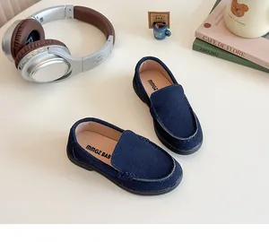 Dettaglio di mocassini per bambini in pelle scamosciata blu navy con cuciture a vista