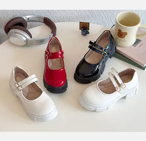 Detailansicht von vier Farben Mädchen Mary Jane Schuhen mit Doppelriemen auf weißem Tisch