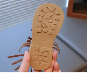Détail de la semelle en caoutchouc antidérapante des sandales à franges pour enfants, taille 27