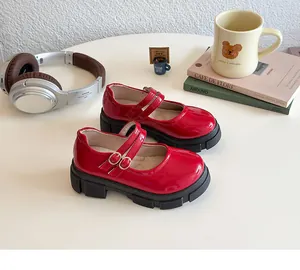 Details von roten Mädchen-Mary-Janes aus Lackleder mit Doppel-Schnallen und dicken Plateausohlen