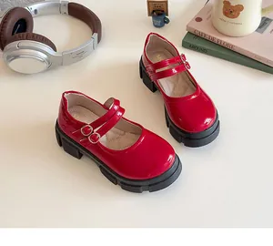 Details roter Lackleder-Mary-Janes für Mädchen mit Doppelriemen und dicker Sohle