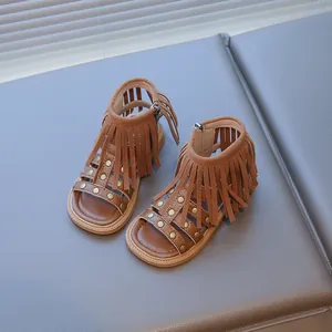 Sandales spartiates à franges marron pour filles avec clous dorés et style bohème