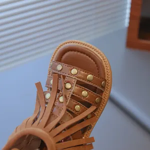 Sandales romaines marron pour filles avec franges bohèmes et clous métalliques de style rétro